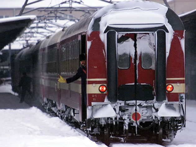 Trenurile de călători ajung la destinaţii cu întârzieri din cauza zăpezii şi a gerului