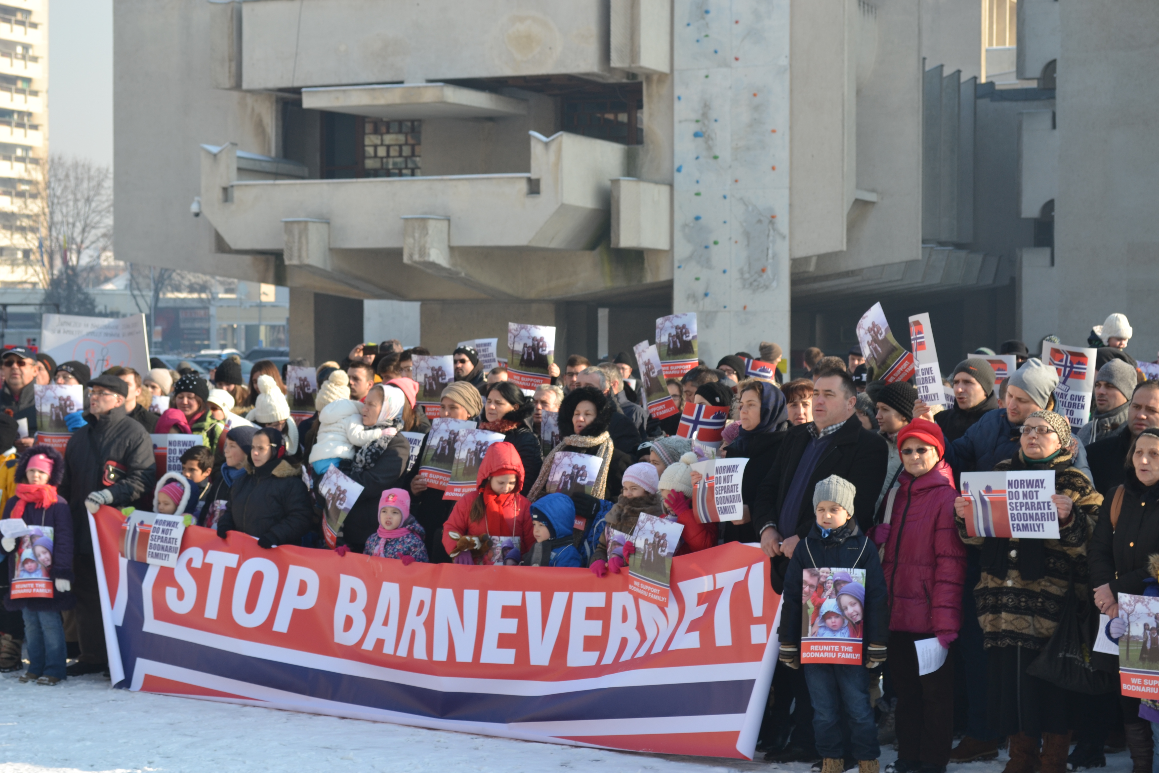 SOLIDARITATE față de familia BODNARIU. Circa 400 de PROTESTATARI în fața PREFECTURII