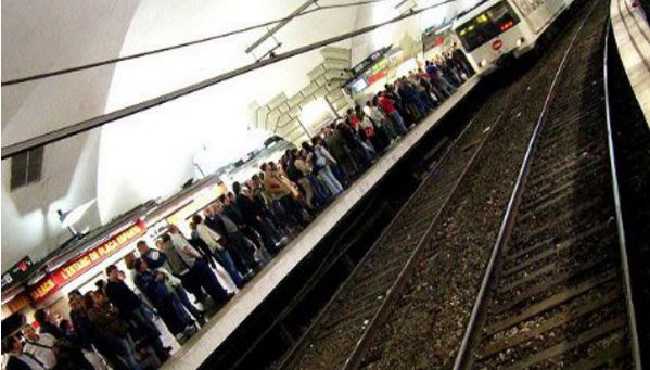 Haos în transportul feroviar pentru navetişti la Barcelona, în urma unui incendiu. 72.000 de pasagerI afectaţ