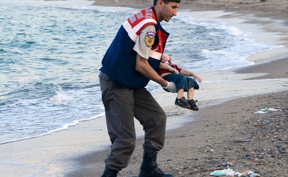 Doi sirieni, judecaţi în Turcia pentru moartea lui Aylan Kurdi, băieţelul de 3 ani înecat în drumul spre Europa