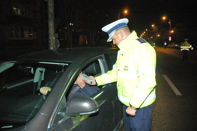Conducător auto aflat sub influența alcoolului, cercetat de polițiști