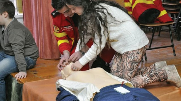 Elevii, învăţaţi despre manevrele de resuscitare
