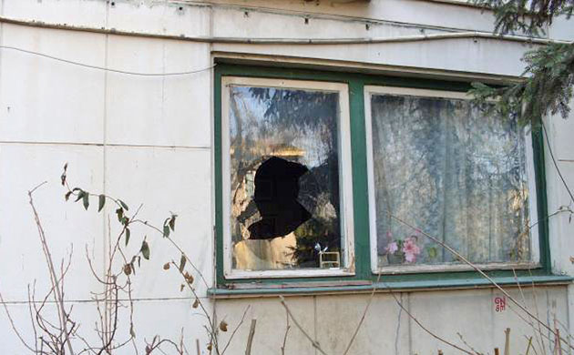 S-a răzbunat pe geamul vecinului