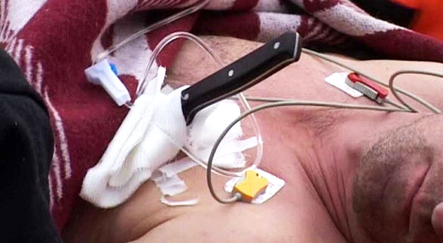 Şi-a înfipt un cuţit în piept