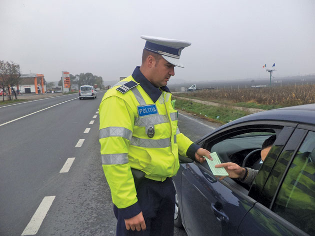 Zeci de permise reţinute de poliţişti