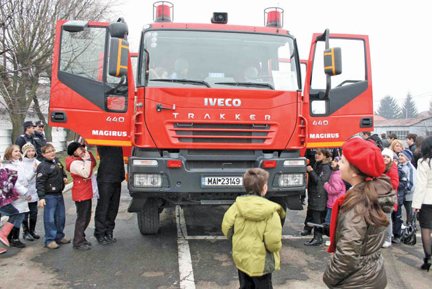 Pompierii îşi deschid azi larg porţile