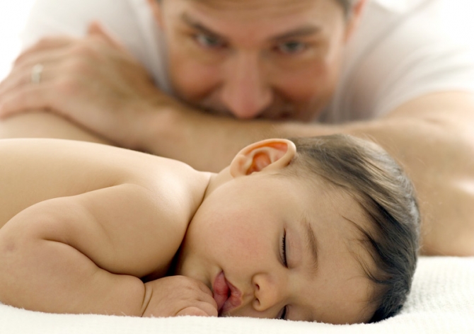 Taţii ar putea  beneficia de 10 zile lucrătoare de  concediu paternal