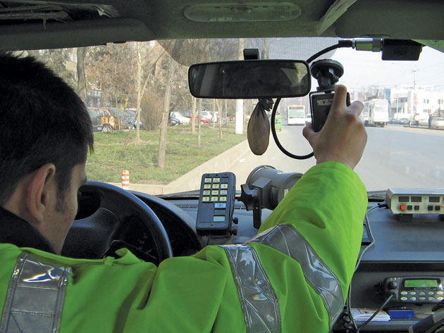 Zeci de şoferi amendaţi pentru viteză excesivă