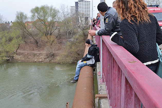 Un tânăr a încercat să se arunce în Someş