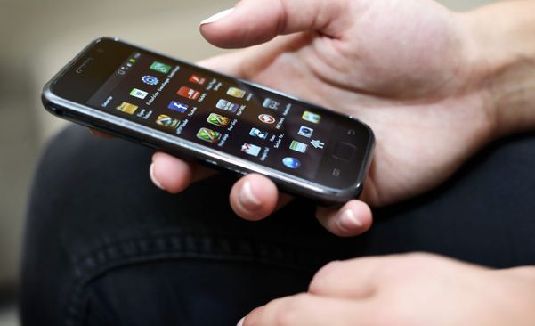 Pericolul major la care se expun toţi bărbaţii care îşi ţin telefonul în buzunar