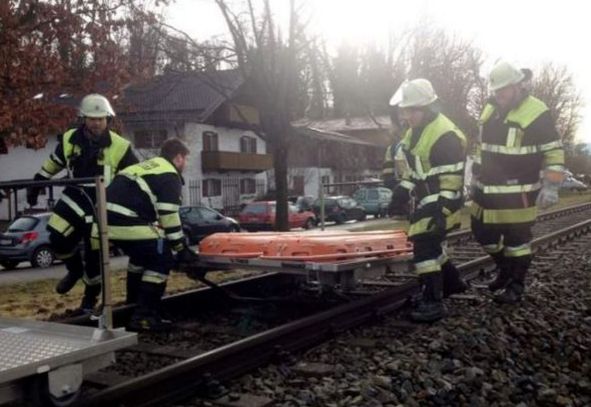ACCIDENT FEROVIAR în Germania: Două trenuri s-au ciocnit frontal. Cel puţin opt persoane au murit şi alte 150 au fost rănite