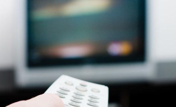 CNA recomandă posturilor TV şi radio să nu difuzeze reclame care conţin greşeli de limba română