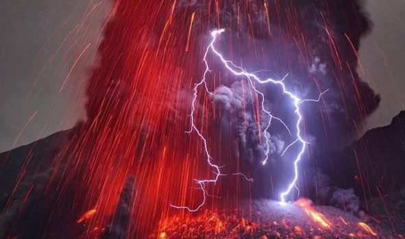 VULCANUL Sakarajima a erupt, la doar 50 de km distanţă de o centrală nucleară din Japonia - VIDEO