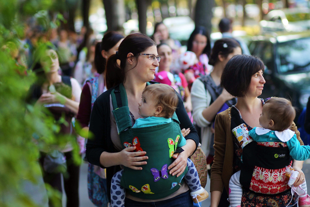 Cioloş spune că nu sunt bani pentru majorarea indemnizaţiilor pentru mame: "Să ne spună Parlamentul de unde să tăiem"