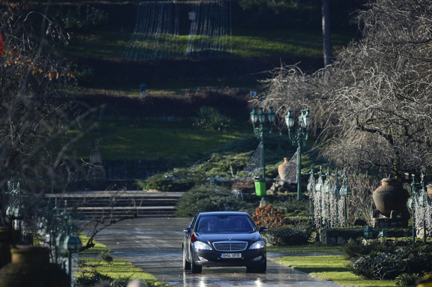Cât costă udatul florilor la Cotroceni. Preşedinţia vrea să cumpere sistem de irigaţii pentru curtea palatului
