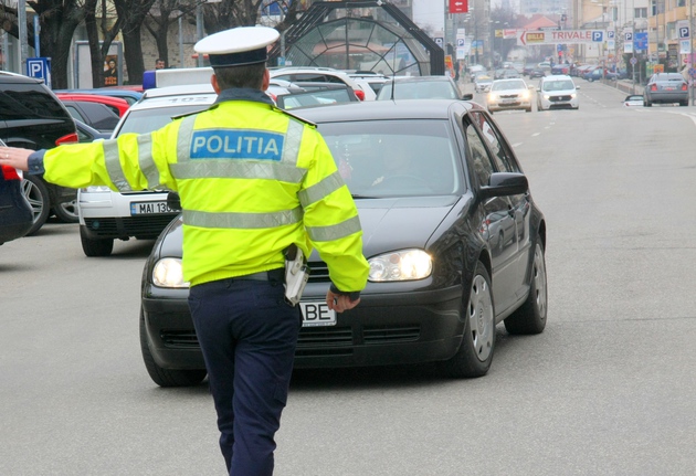 Detaliul pe care mulţi şoferi îl trec cu vederea atunci când sunt traşi pe dreapta. Ce NU au voie să îi ceară poliţistului