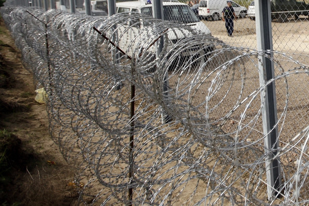 După Ungaria, alte trei ţări construiesc garduri la frontiere