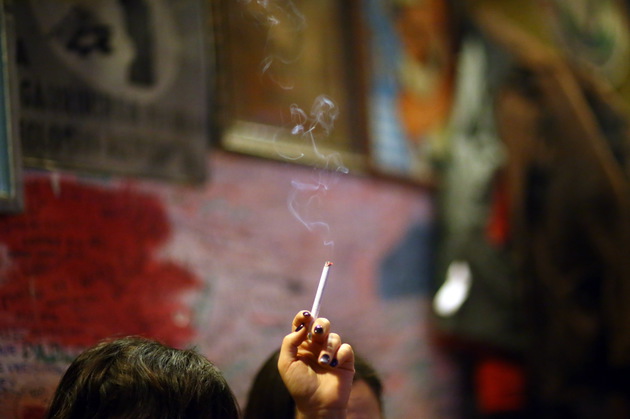 17 martie 2016. Prima zi fără fum de ţigară. O istorie a trasului în piept de nicotină. Pentru tot poporul românesc