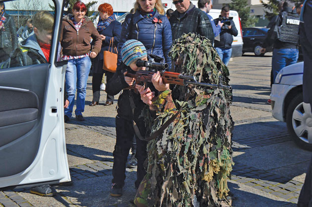 Joaca de-a hoţii şi vardiştii,  în Centrul Nou