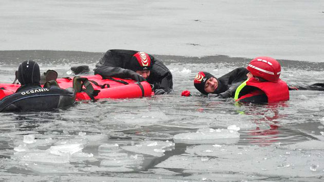 Trei oameni salvaţi dintr-un lac îngheţat
