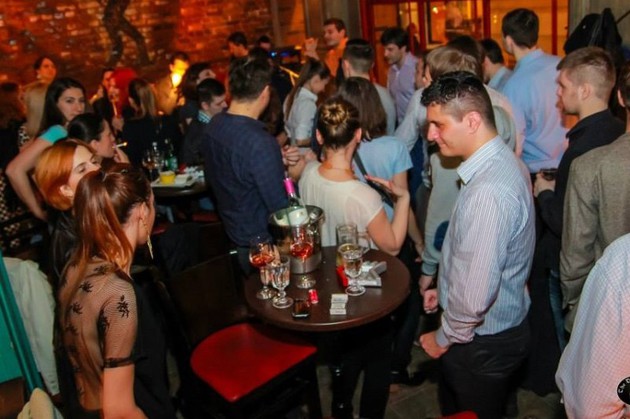 Mai multe cluburi din Bucureşti organizează petreceri ''de adio'' pentru fumători