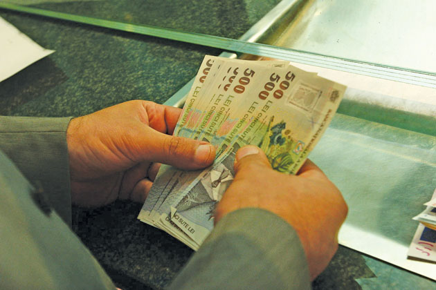 Sute de milioane de lei, datorii către bănci