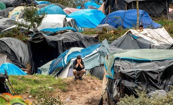 Marea Britanie oferă Franţei 22 de milioane de euro în criza imigranţilor de la Calais