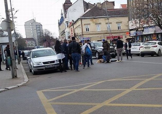 Femeie accidentată grav în faţa casei de modă