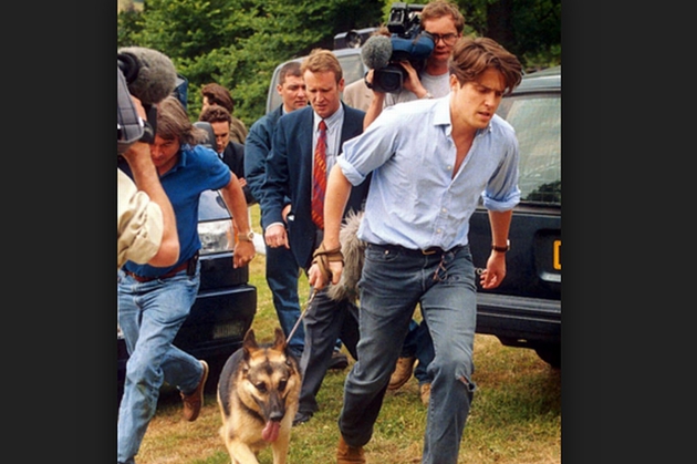 Hugh Grant, scandal după ce câinele vecinului şi-a făcut nevoile în faţa casei sale de 3 milioane de dolari