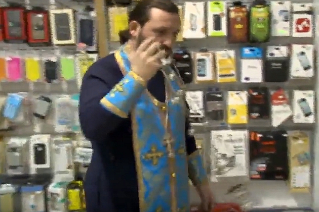 Un preot din Georgia a sfinţit iPhone-ul, pe care localnicii îl consideră ''telefonul diavolului''