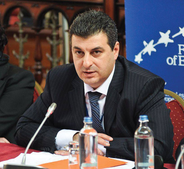 Nu ne gândim deloc acum la reintroducerea serviciului militar obligatoriu