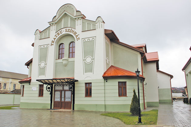 Teatrul din Carei, deschis cu casa închisă