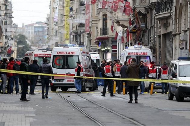 EXPLOZIE puternică pe una dintre cele mai aglomerate străzi din Istanbul. 5 morţi şi peste 30 de răniţi, într-un atac kamikaze