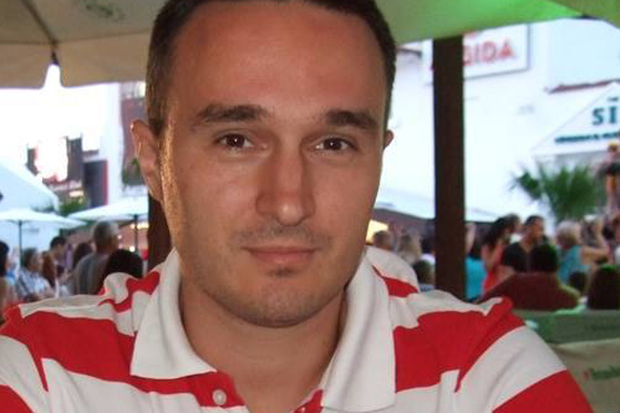 Un absolvent de drept vinde de 10.000 de euro pe lună brăţările care au înnebunit internetul