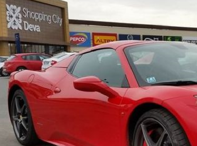 Un şofer din România s-a dus cu Ferrari-ul la mall, dar prin modul în care a parcat şi-a atras furia tuturor - FOTO