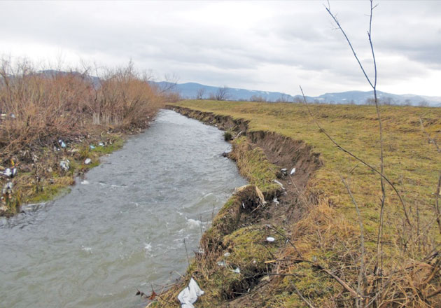 Curg gunoaiele pe râurile din județ