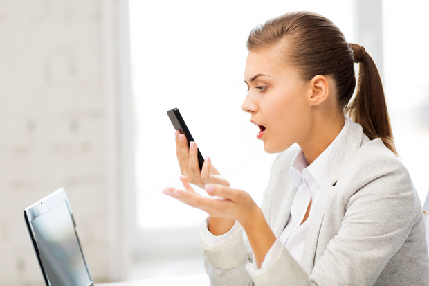 Stewardesele care aleg să lucreze pentru companiile aeriene din Golf se expun unor condiţii de muncă extrem de dificile