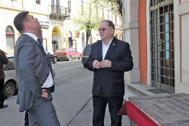 Adevărul din spatele plăcii Muzeului de Artă