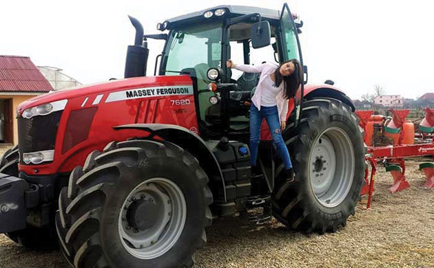 Frumoasă, studentă masterandă şi premiantă!