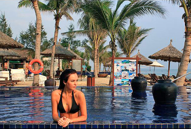 O tânără de 23 de ani primeşte bani ca să se plimbe în jurul lumii