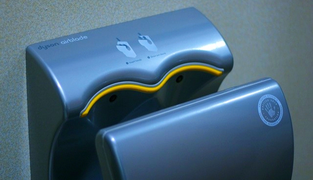 Iată de ce ar trebui să NU mai foloseşti aparatele de uscat mâini - FOTO