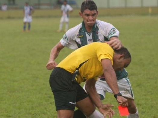 O palmă dată arbitrului i-a adus 16 etape de suspendare