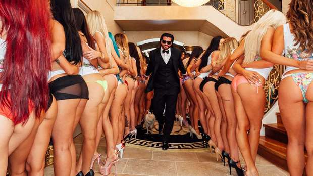 Aroganţă dusă la extrem: a cheltuit 500.000 de dolari pe o petrecere la care a venit însoţit de femei ţinute în lesă -