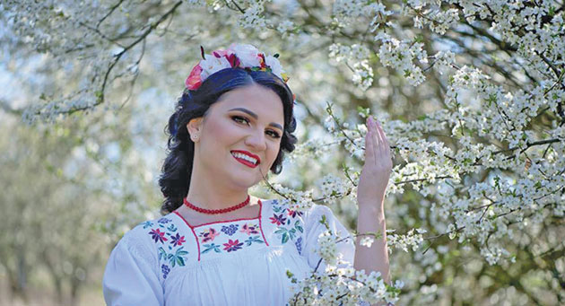 Frumoasa Andrada Bârsăuan îşi lansează primul album de muzică populară