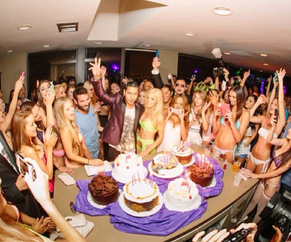 Viaţa nebună a tânărului care a făcut peste 100 de milioane de dolari din poker. "Ăsta cred că este motivul pentru care mă comport aşa"