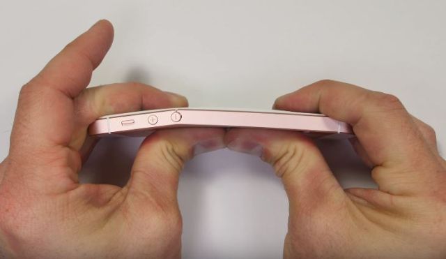 A încercat să îndoaie iPhone SE şi a avut parte de o SURPRIZĂ. Nimeni nu se aştepta ca noul smartphone Apple să fie astfel