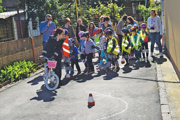 Dumbrava minunată luată cu asalt de micii biciliști