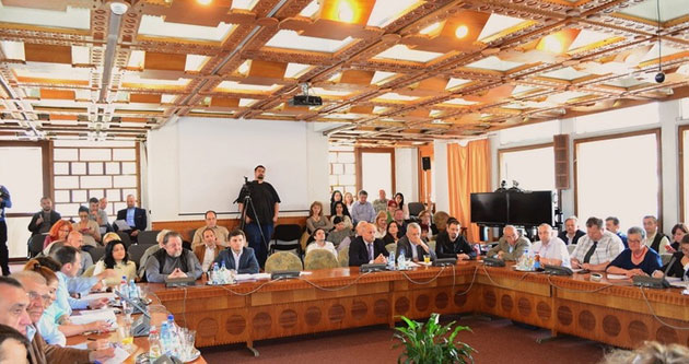 Ultima şedinţă, cu armele depuse