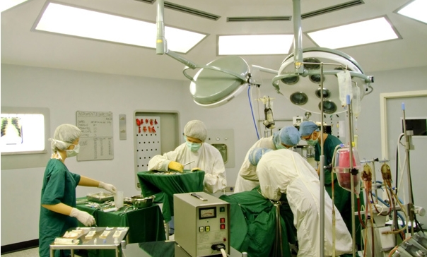 Doctorii britanici au efectuat primul transplant de organe infectate cu HIV