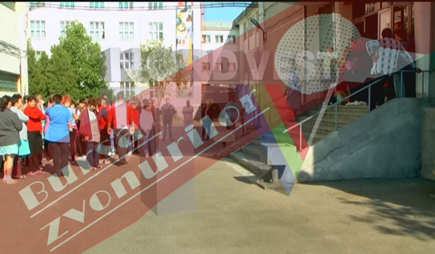 Doi cu sapa, mulţi cu mapa